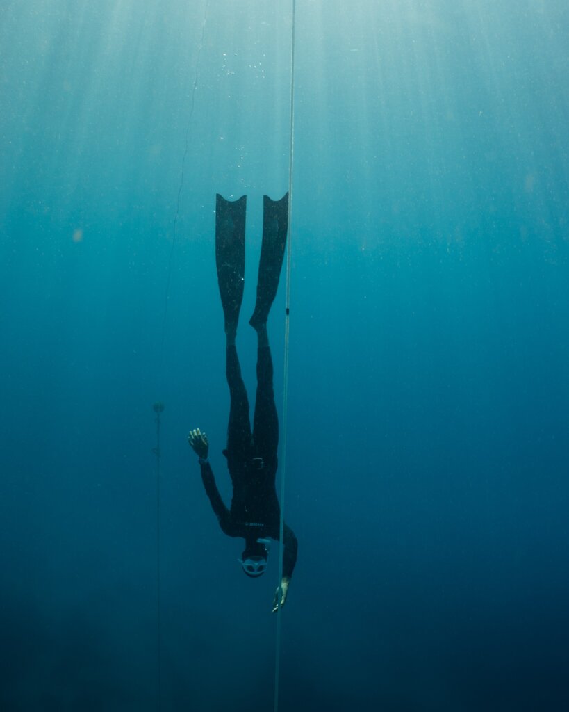 A filipino freediver is going dow the training line in Tubod Marine Sanctuary.